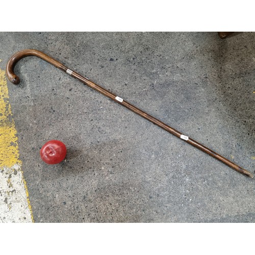 658 - A very handsome vintage wooden walking stick boasting a round grip end and tapered form. With a silv... 