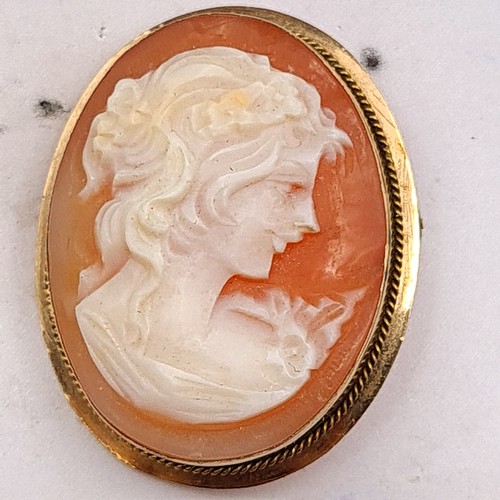 17 - A very fine example of antique 9 carat gold framed Cameo brooch/pendant, featuring a feminine female... 