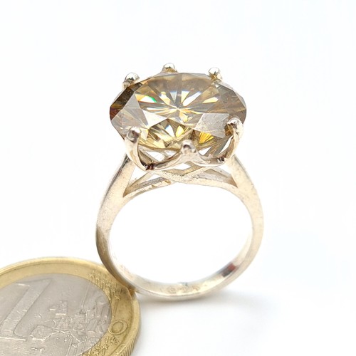 602 - A mesmerising 5 carat Citrine stone ring, set in sterling silver and featuring a fabulous and deep r... 