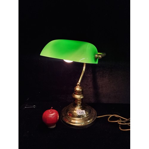 135 - A handsome vintage banker's lamp. Designed in the classic style with bevelled brass base with green ... 