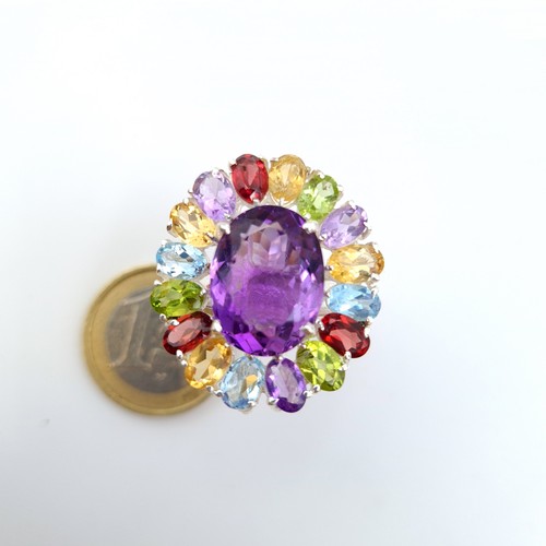 607 - Star Lot : A beautiful flower set large Cocktail ring, excellent crafted with natural Amethysts, Cit... 