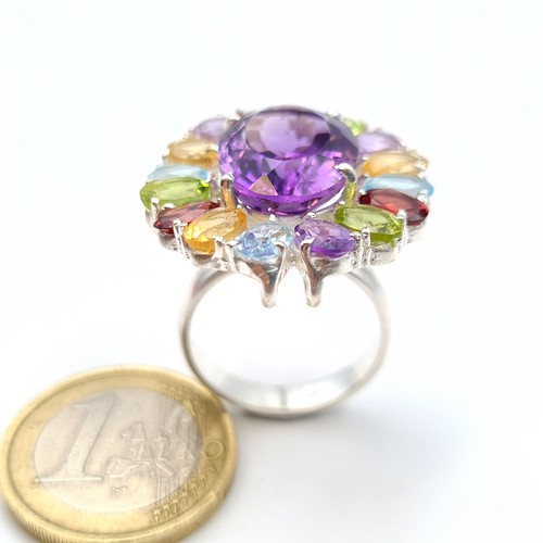 607 - Star Lot : A beautiful flower set large Cocktail ring, excellent crafted with natural Amethysts, Cit... 