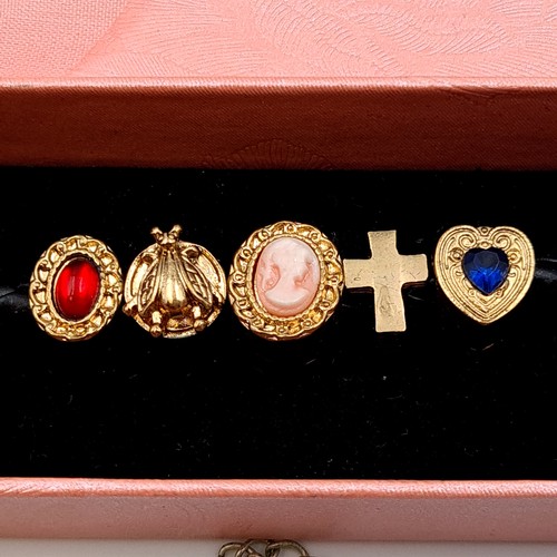 621 - A large and assorted collection of six good quality boxed jewellery, including five necklaces of var... 