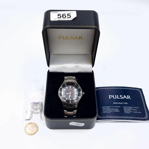 565 - A handsome example of a gentleman's Pulsar NPWA01 analogue wrist watch, set with a black face, lumin... 