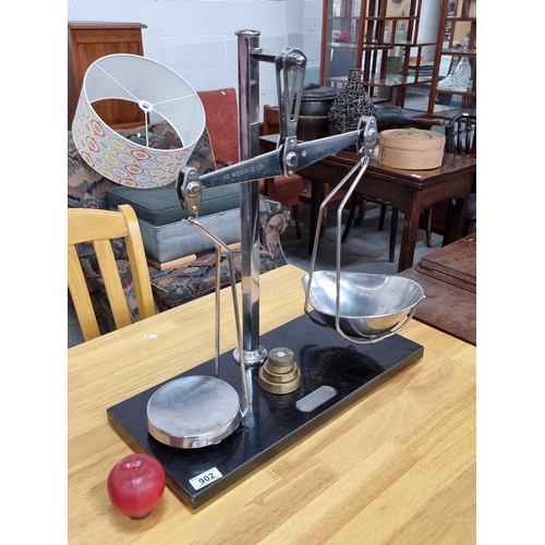 902 - Star Lot : A handsome large Avery vintage grocery scales (Reg No: 816264). A well made and heavy exa... 