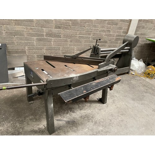 967 - Star Lot : A 1.25m Lister PH-1000 Metal Guillotine with roller,Items from this vendor to be collecte... 