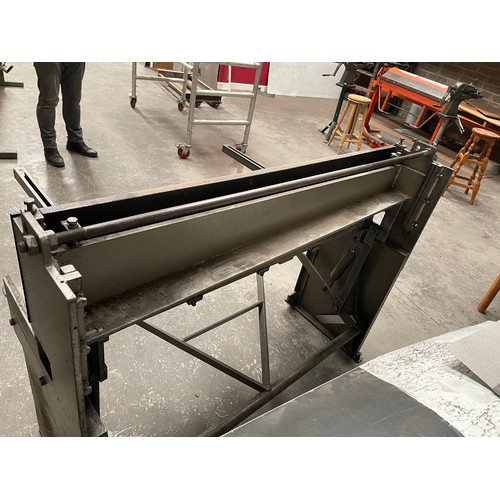 969 - Star lot : Four foot, foot operated bench Guillotine In good working order. Items from this vendor t... 