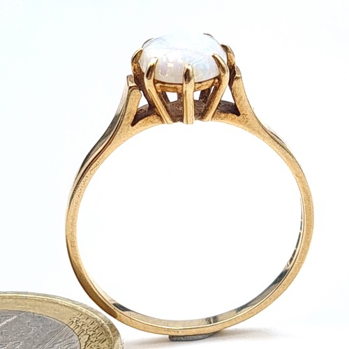 562 - Star lot : A 9 carat gold Australian Fire Opel stone ring, set with a claw mount. Hallmarked 9 carat... 