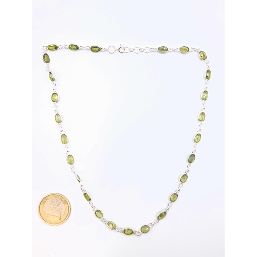 47 - A fabulous Peridot gemstone sterling silver set chain necklace, of a weight of 10 grams. Length: 40c... 