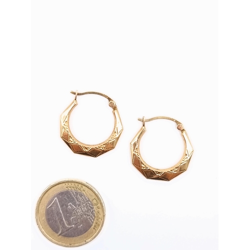 557 - A very pretty pair of vintage 9 carat gold stamped 375 intricately incised hooped earrings. Weight: ... 