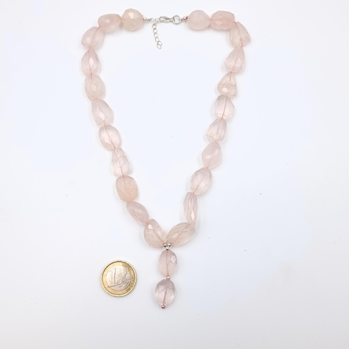 564 - A very attractive Rose Quartz necklace, set with a tassel dual pendant drop and a sterling silver lo... 