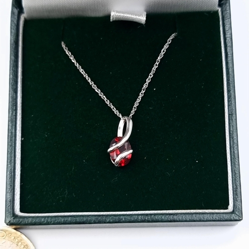 578 - Star lot : A 9 carat White Gold stamped 375 pendant necklace, featuring a very pretty central Garnet... 