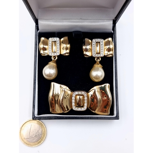 600 - A set of high quality designer Art Deco jewellery, comprising of a pair of Pearl and gem stone stud ... 