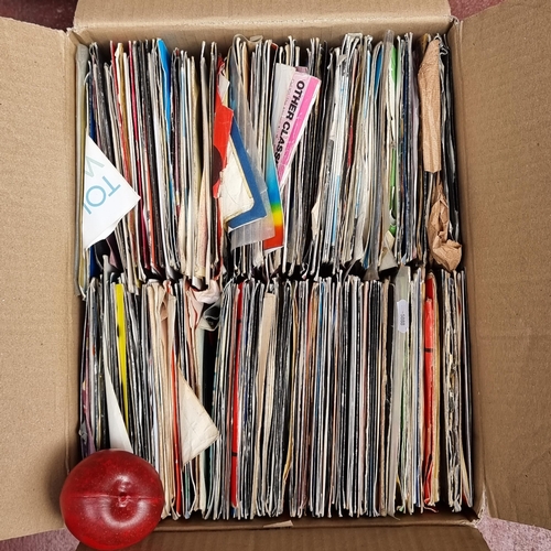 621 - A huge collection of approximately  vinyl singles from the 1970s / 1980s mostly rock and pop. Unchec... 