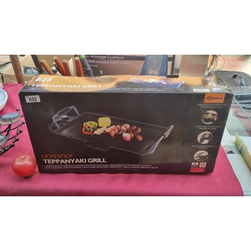 652 - A Delta Kitchen non-stick Teppanyaki Grill, with non stick aluminum cooking plate. Brand new in orig... 