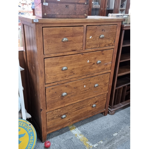 762 - An outstanding vintage golden oak chest of drawers. Of very substantial proportions, with five very ... 