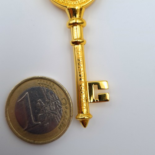 20 - A pretty gilt pendant necklace, featuring a quaint pendant key. Length: 44cm. Item comes in Tiffany ... 