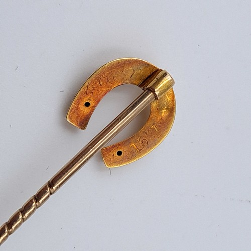 34 - A fine example of an antique 15 carat gold Equestrian vintage tie pin, in the form of a horse shoe. ... 