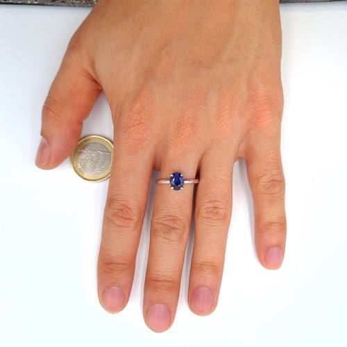 39 - A pretty Sapphire stone ring, set in sterling silver and featuring a claw setting. Ring size: R. Wei... 