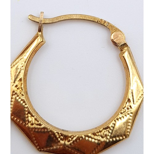 557 - A very pretty pair of vintage 9 carat gold stamped 375 intricately incised hooped earrings. Weight: ... 