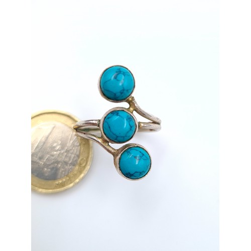 575 - A stunning three stone Turquoise sterling silver ring. Ring size: R. Weight: 3.65 grams.