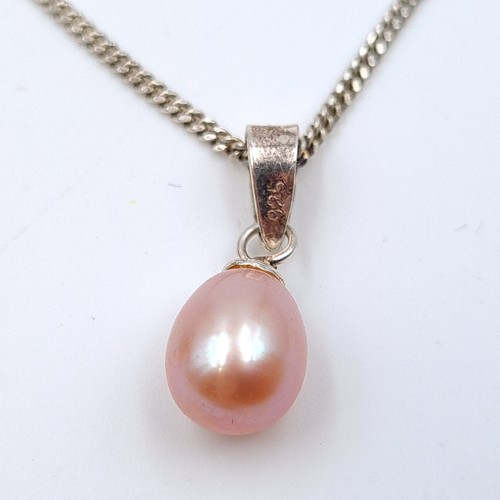 585 - A very pretty shimmering Champagne cultivated pearl necklace, set in a high quality sterling silver ... 