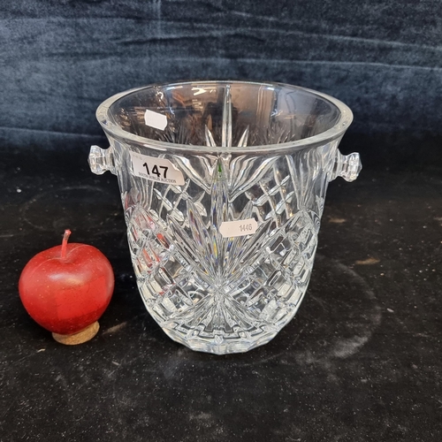 147 - An Irish crystal ice bucket by Irish crystal brand Cúchulainn. Featuring diamond quilt pattern and t... 