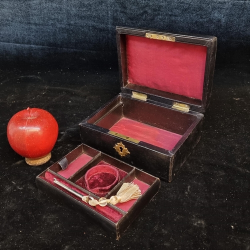 154 - A neat sized vintage jewellery box. Lined with a burgundy satin and velvet with a removable bracelet... 