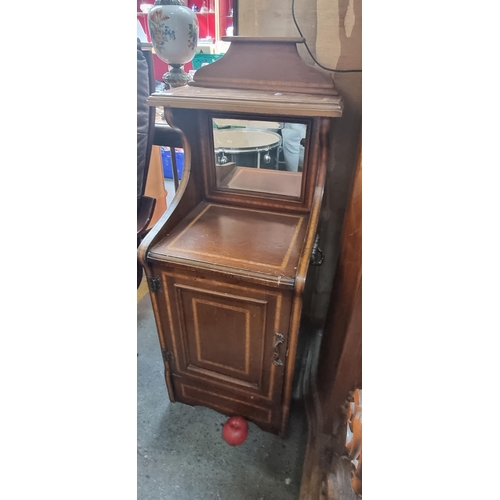 441 - An Edwardian purdonium cabinet with satinwood inlay and beveled mirror back. With cabinet storage to... 