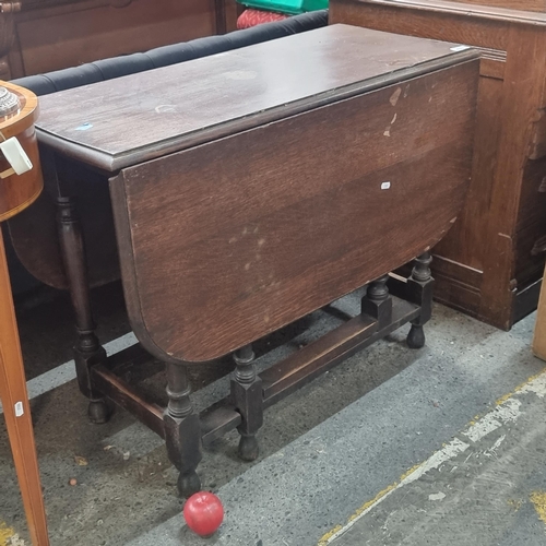 492 - A handsome antique gate leg drop leaf table. H73cm x L118cm x W91cm.