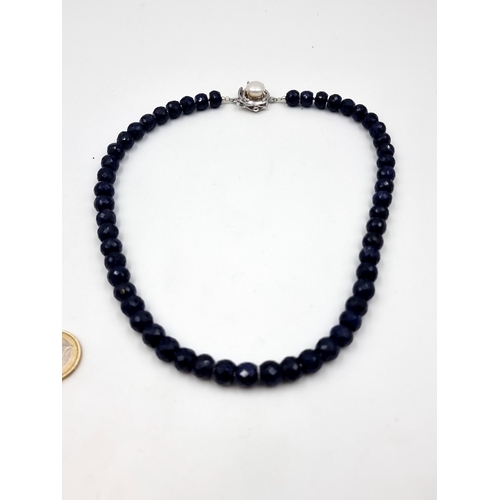 528 - A heavy and generous natural Sapphire stone graduated singe stand necklace, set with a sterling silv... 