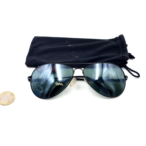 535 - A pair of genuine Ray-Ban aviator style sunglasses, featuring dark lenses which are in good, clean c... 