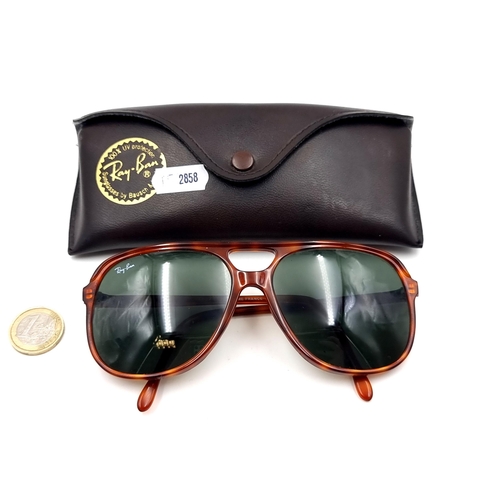 536 - A vintage style pair of genuine Ray-Ban sunglasses, featuring faux tortoiseshell frames. Frames in f... 