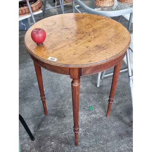 565 - A handsome antique round antique side table in walnut wood with reeded columnar tapered legs. Diamet... 