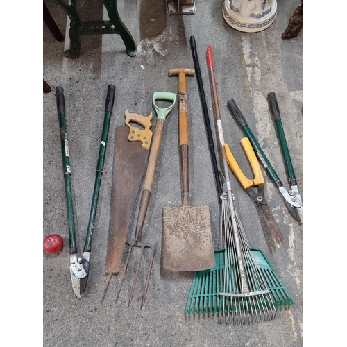 653 - A large plastic tub containing nine garden and DIY tools. Including a Spear and Jackson spade, a Fre... 