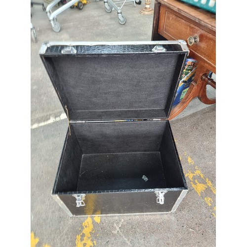 457 - A hardwearing heavy duty travel case with handles to sides, locking mechanisms to front and fitted w... 