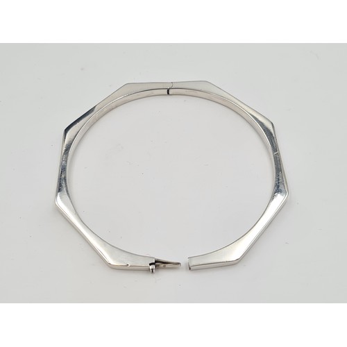 507 - A fabulous octaganal sterling silver contemporary bracelet, with a weight of 9 grams. Encased in its... 