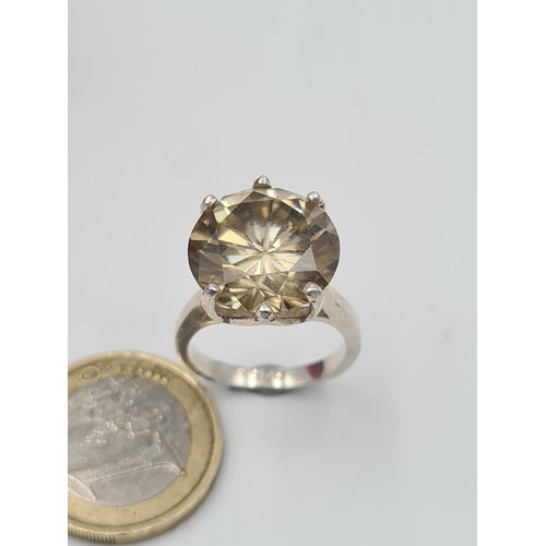 522 - A mesmerising 5 carat Yellow Moissanite stone ring, set in sterling silver and featuring a fabulous ... 