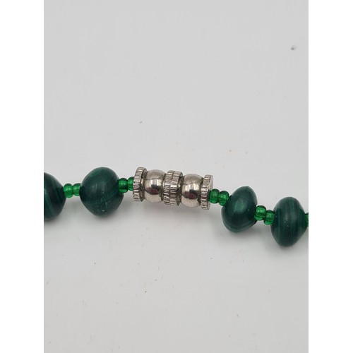 530 - A good quality vintage Malachite graduated stone necklace, set with a twist clasp and stone bead spa... 