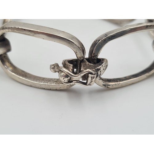 532 - A very pretty hand crafted contemporary sterling silver circular link bracelet. Weight: 31.92 grams.