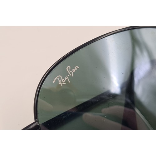 535 - A pair of genuine Ray-Ban aviator style sunglasses, featuring dark lenses which are in good, clean c... 