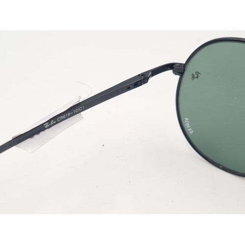 535 - A pair of genuine Ray-Ban aviator style sunglasses, featuring dark lenses which are in good, clean c... 