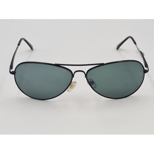 535 - A pair of genuine Ray-Ban aviator style sunglasses, featuring dark lenses which are in good, clean c... 