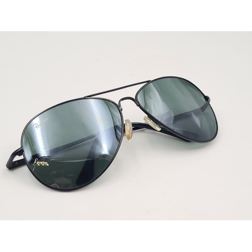 535 - A pair of genuine Ray-Ban aviator style sunglasses, featuring dark lenses which are in good, clean c... 