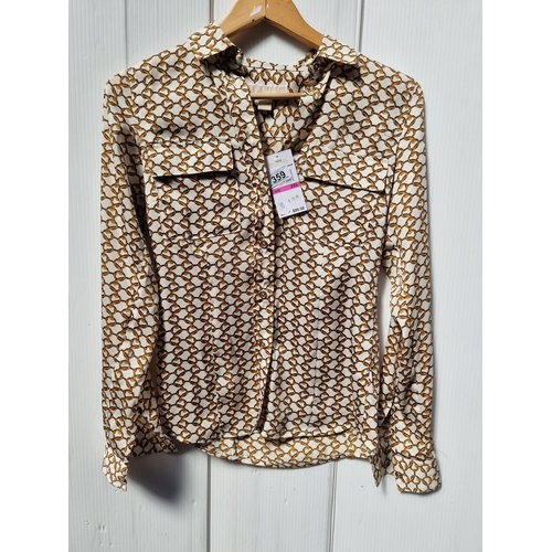 359 - A brand new Michael Kors ladies' shirt blouse in a soft cream shade with chain link gold pattern. Wi... 