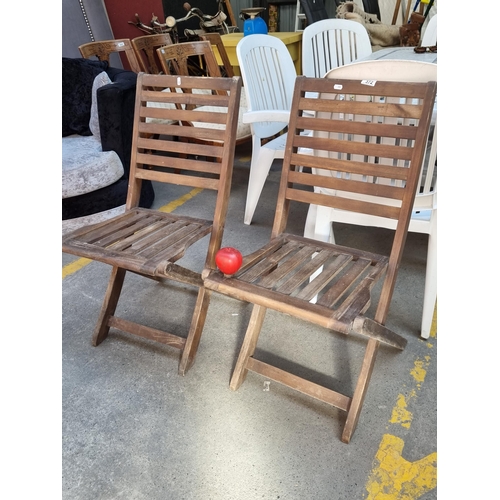 372 - A good quality pair of foldable wooden ladderback garden chairs.