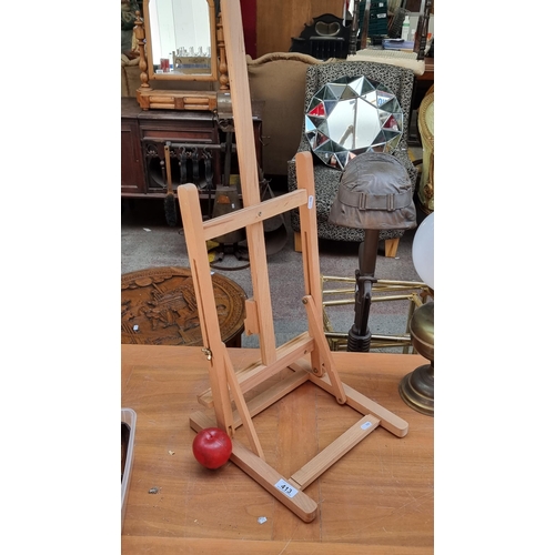 413 - A very nice height adjustable table top easel - in lovely clean condition.