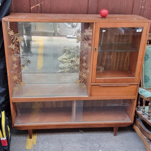 462 - A wonderful Mid Century display cabinet with glass sliding doors featuring floral etched motifs to t... 