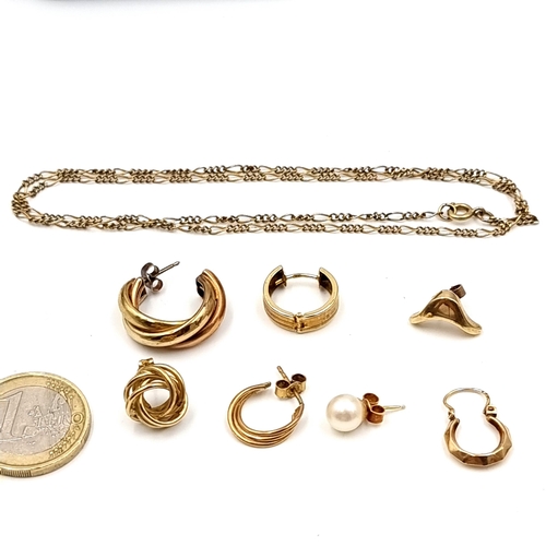 503 - An excellent collection of scrap gold items, comprising of 9 carat examples. With a total weight of ... 