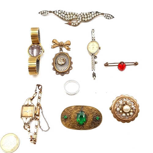 537 - A collection of antique and vintage jewellery, consisting of three wind up watches, five brooches (p... 